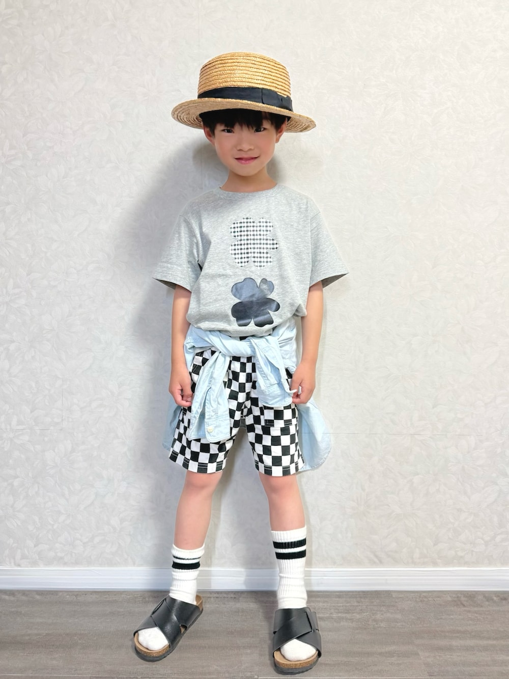 その他のその他パンツ、グレー系のTシャツ/カットソー、ブルー系のシャツ/ブラウスを着用したキッズの春コーディネートの2枚目の写真