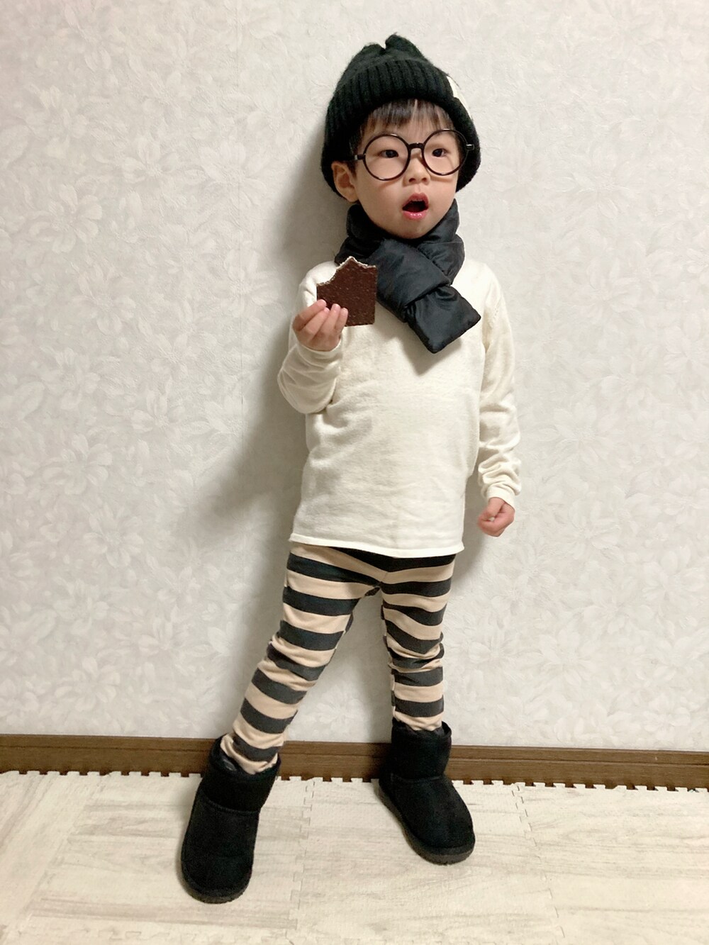 ホワイト系のニット/セーター、イエロー系のダッフルコート、ブラック系のその他パンツを着用したキッズの冬コーディネートの5枚目の写真