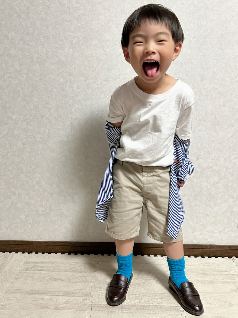 ブルー系のシャツ/ブラウス、ホワイト系のTシャツ/カットソー、ベージュ系のチノパンツを着用したキッズの夏コーディネートの4枚目の写真