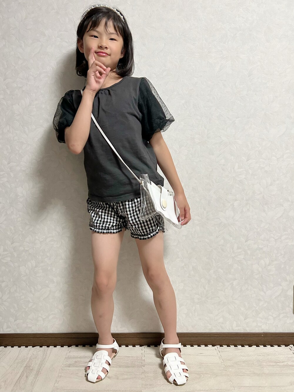 ブラック系のシャツ/ブラウス、ホワイト系のショルダーバッグ、ブラック系のパンツを着用したキッズの夏コーディネートの4枚目の写真