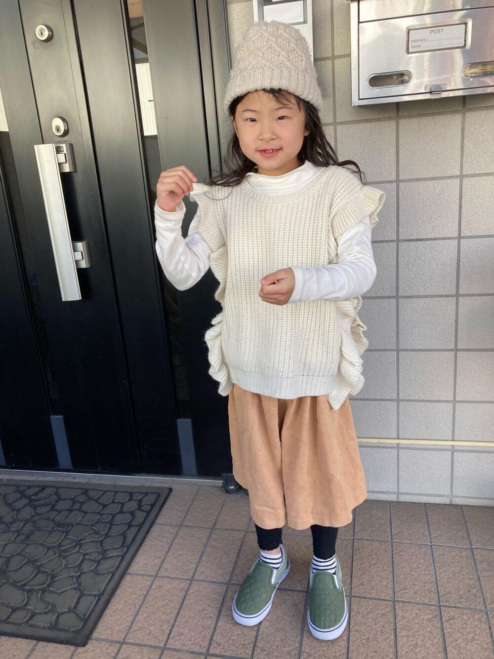 ホワイト系のTシャツ/カットソー、ベージュ系のベスト、ベージュ系のブルゾンを着用したキッズの冬コーディネートの3枚目の写真
