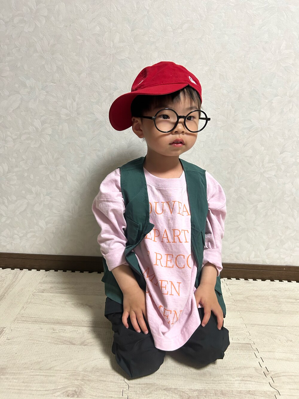 ピンク系のTシャツ/カットソー、グリーン系のベスト、ブラック系のショルダーバッグを着用したキッズの春コーディネートの4枚目の写真