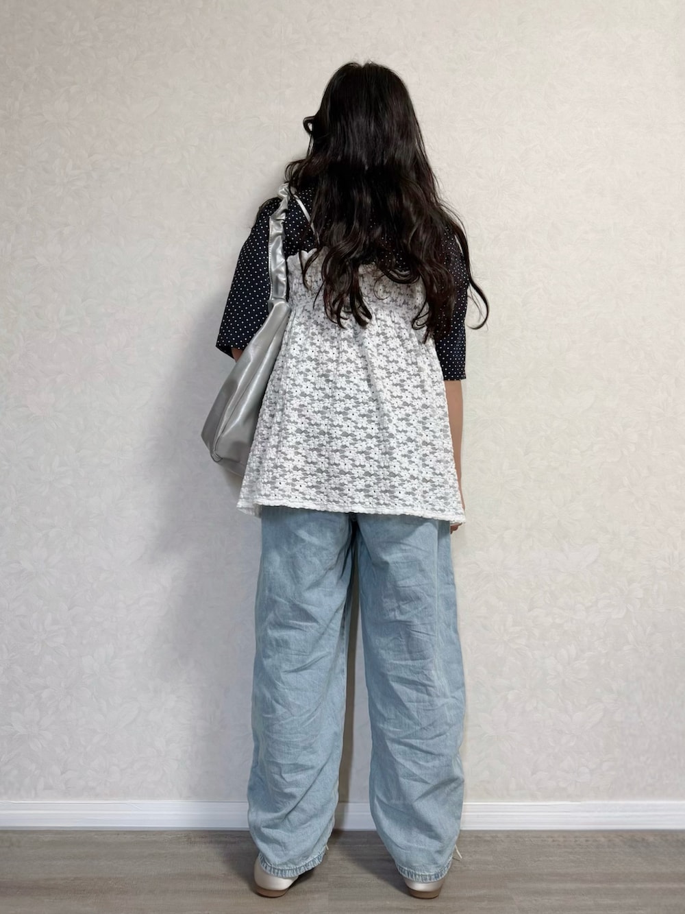 ホワイト系のアンサンブル、ホワイト系のTシャツ/カットソー、ブルー系のシャツ/ブラウスを着用したキッズの春コーディネートの2枚目の写真