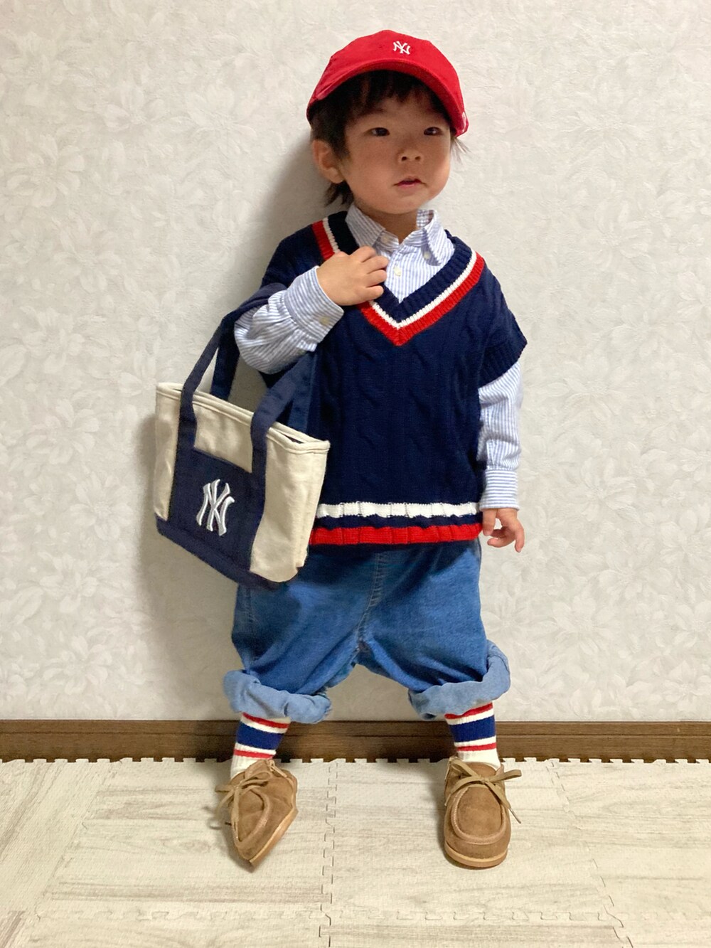 ブルー系のベスト、ブルー系のシャツ/ブラウス、ブルー系のデニムパンツを着用したキッズの秋コーディネートの3枚目の写真