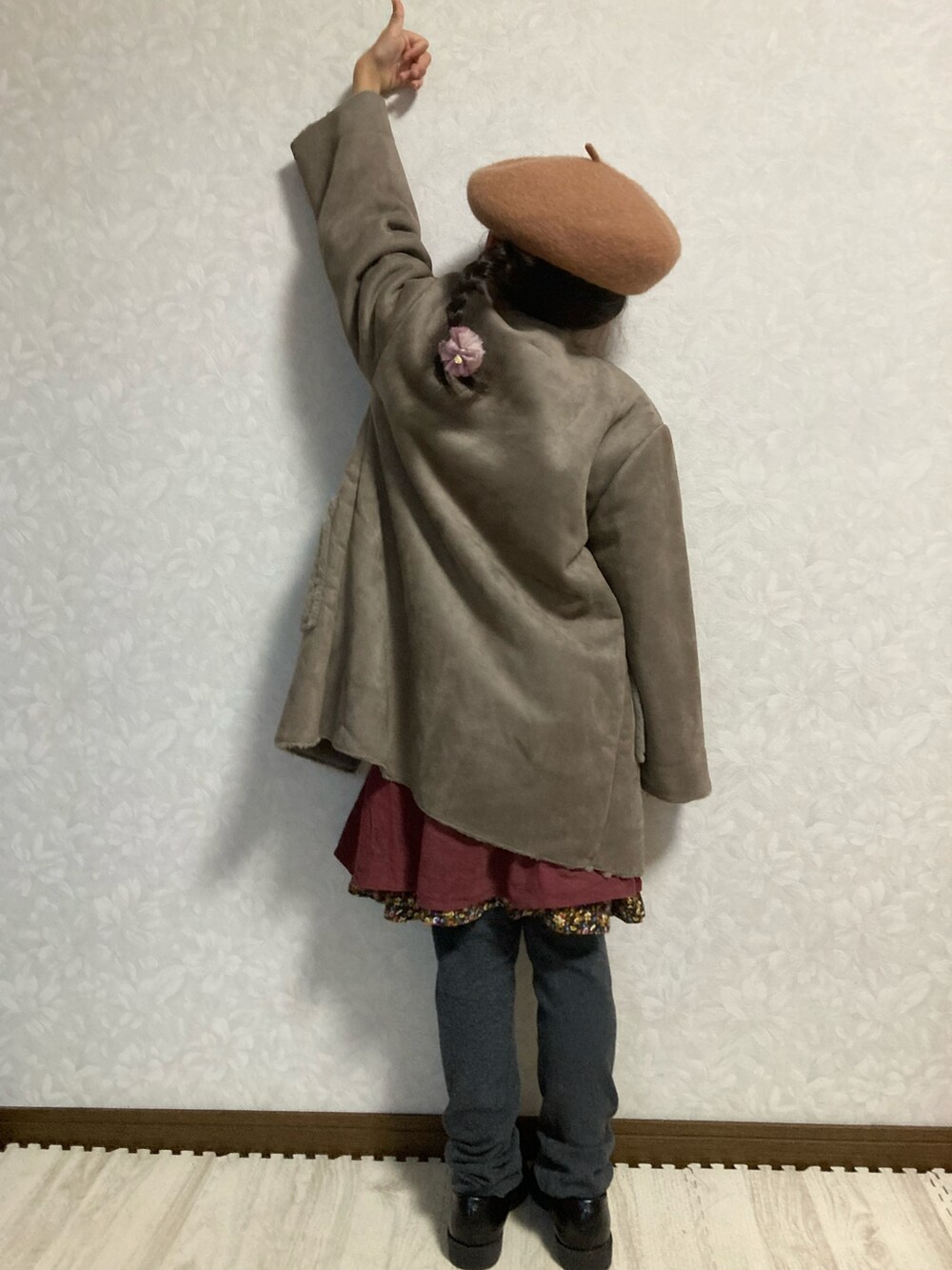 ホワイト系のTシャツ/カットソー、グレー系のカーディガン/ボレロ、パープル系のスカートを着用したキッズの冬コーディネートの4枚目の写真