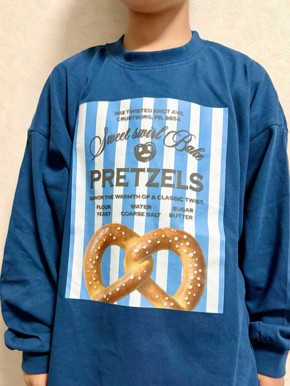 ホワイト系のデニムパンツ、ブラウン系のスリッポン、ブルー系のTシャツ/カットソーを着用したキッズの秋コーディネートの2枚目の写真