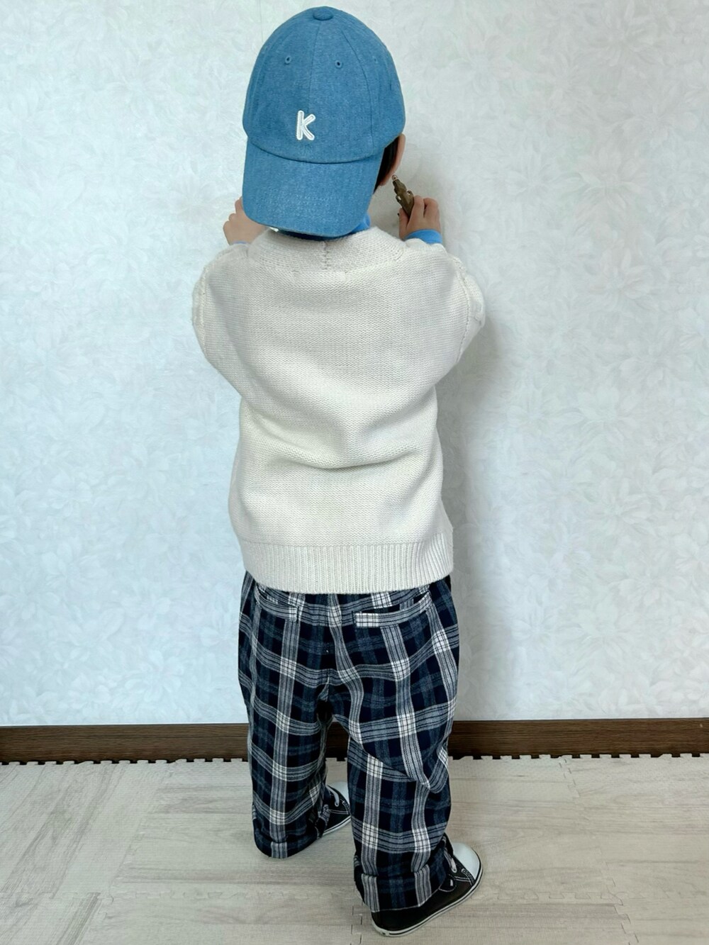 ブルー系のTシャツ/カットソー、ホワイト系のカーディガン/ボレロ、ブルー系のその他パンツを着用したキッズの春コーディネートの5枚目の写真
