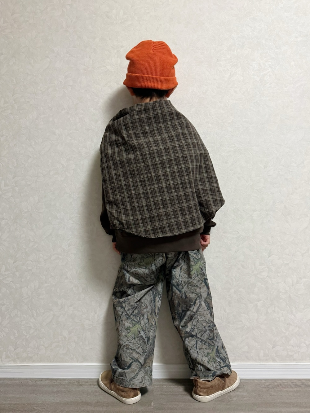 ブラウン系のシャツ/ブラウス、ベージュ系のその他パンツ、ブラウン系のスリッポンを着用したキッズの秋コーディネートの5枚目の写真