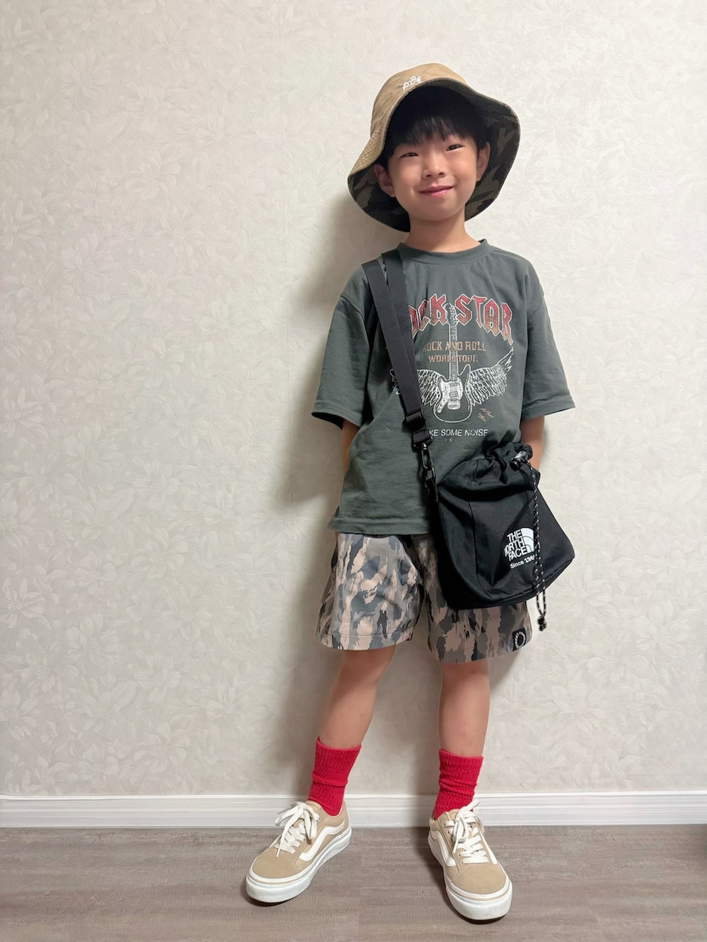グレー系のTシャツ/カットソー、グリーン系のその他パンツ、ブラック系のショルダーバッグを着用したキッズの夏コーディネートの2枚目の写真