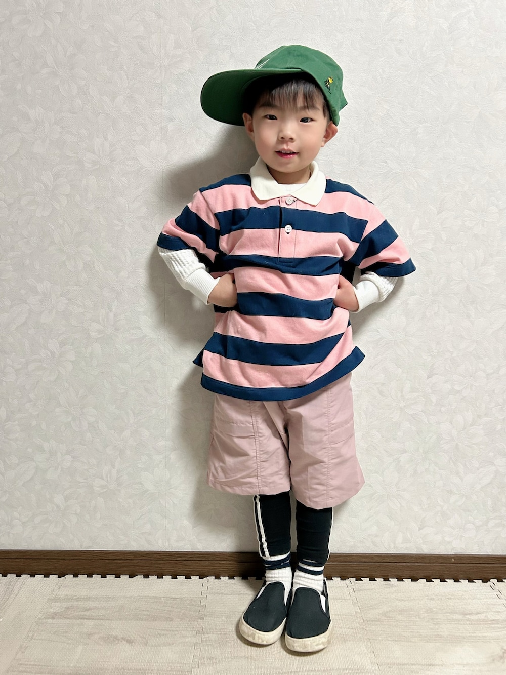 ピンク系のポロシャツ、ピンク系のパンツ、ブラック系のスリッポンを着用したキッズの春コーディネートの2枚目の写真