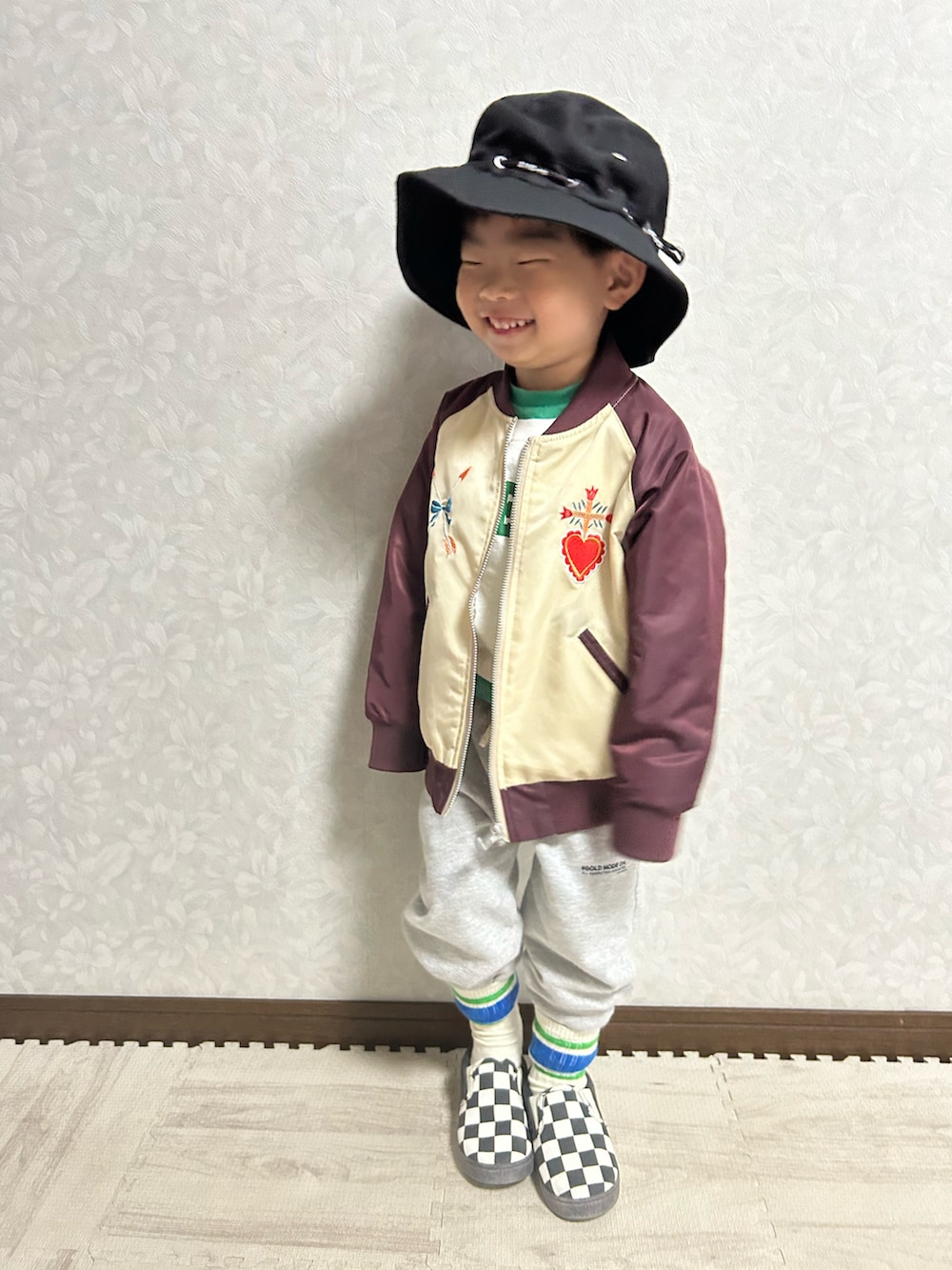「bmingbybeams、BMINGLIFESTOREbyBEAMS、休日スタイル、カジュアルコーデ、ストリート、PR、レイヤードスタイル、バケットハット、ロンT、ロゴスウェット、スリッポン、プチプラ、スニーカー、フェスコーデ、チェック」|「B:MING by BEAMSのB:MING by BEAMS / スカジャン(100~150cm)(ブルゾン、レッド系)」を使った、lenlen23さん(キッズ・90cm)の春コーディネートの2枚目の写真