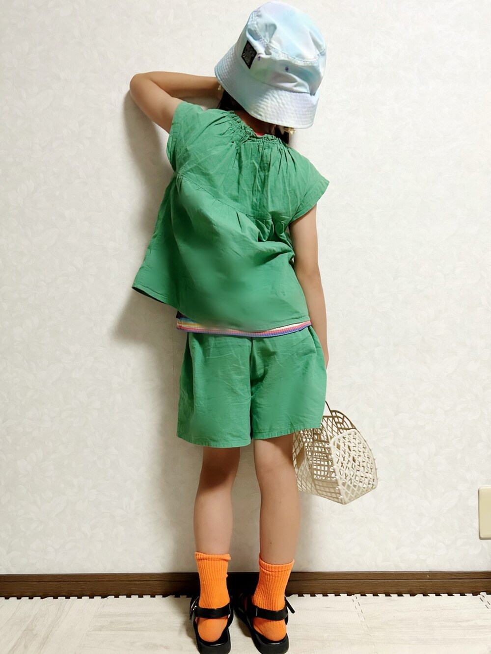 「夏コーデ、セットアップ、ハーフパンツ、ショートパンツ、リネン、グルカサンダル、麦わら帽子、カンカン帽、トートバッグ、レイヤードスタイル、スウィーツ同盟会、プチプラ、サンダル、ミニバッグ、カラー×コーデ」|「Birthdayのblack closet 130cm リネンブレンド トップス1,309円、キュロット 1,089円(セットアップ、グリーン系)」を使った、lenlen23さん(キッズ・127cm)の夏コーディネートの5枚目の写真