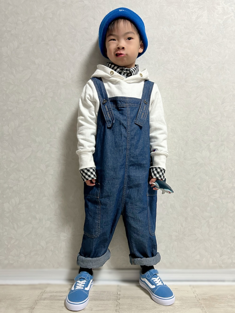 ブラック系のシャツ/ブラウス、ホワイト系のパーカー、ブルー系のサロペット/オーバーオールを着用したキッズの秋コーディネートの4枚目の写真