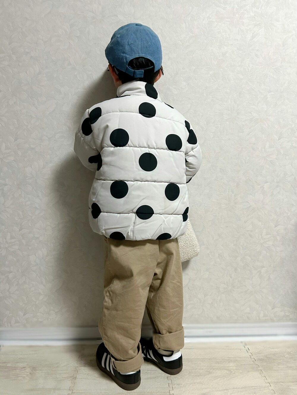 ホワイト系のTシャツ/カットソー、ホワイト系のTシャツ/カットソー、グレー系のブルゾンを着用したキッズの冬コーディネートの4枚目の写真