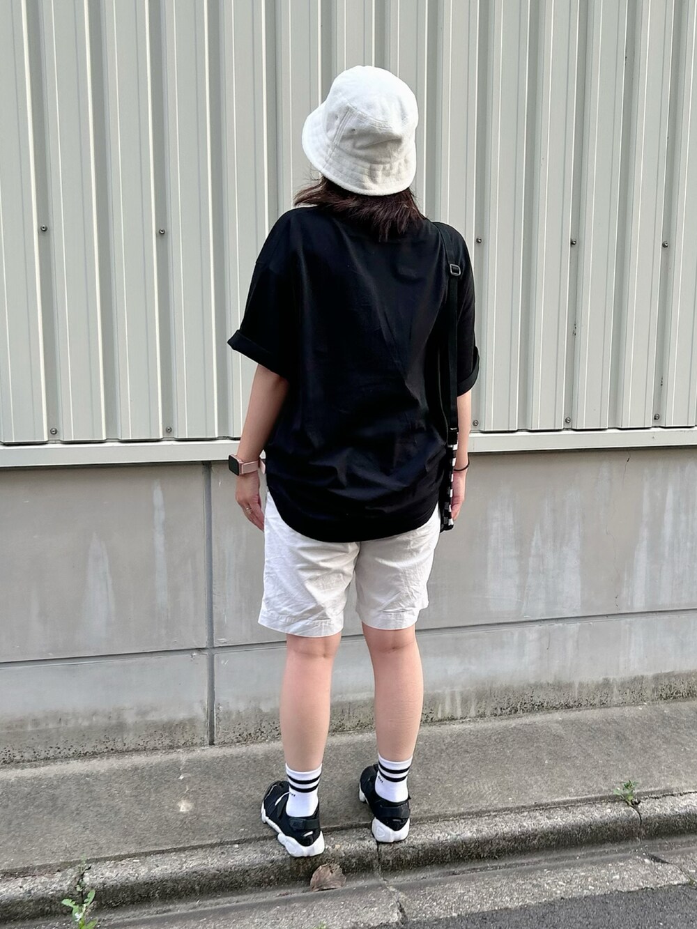 ブラック系のTシャツ/カットソー、ホワイト系のその他パンツ、ブラック系のサンダルを着用したキッズの夏コーディネートの5枚目の写真