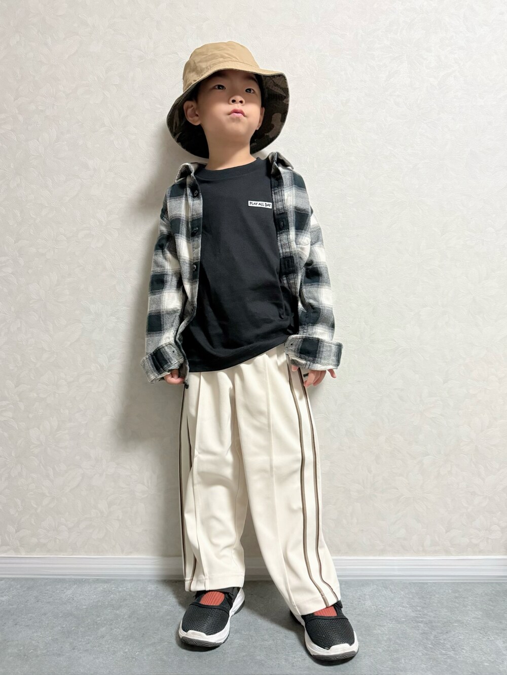 ブラック系のサンダル、ホワイト系のシャツ/ブラウス、ブラック系のTシャツ/カットソーを着用したキッズの秋コーディネートの3枚目の写真