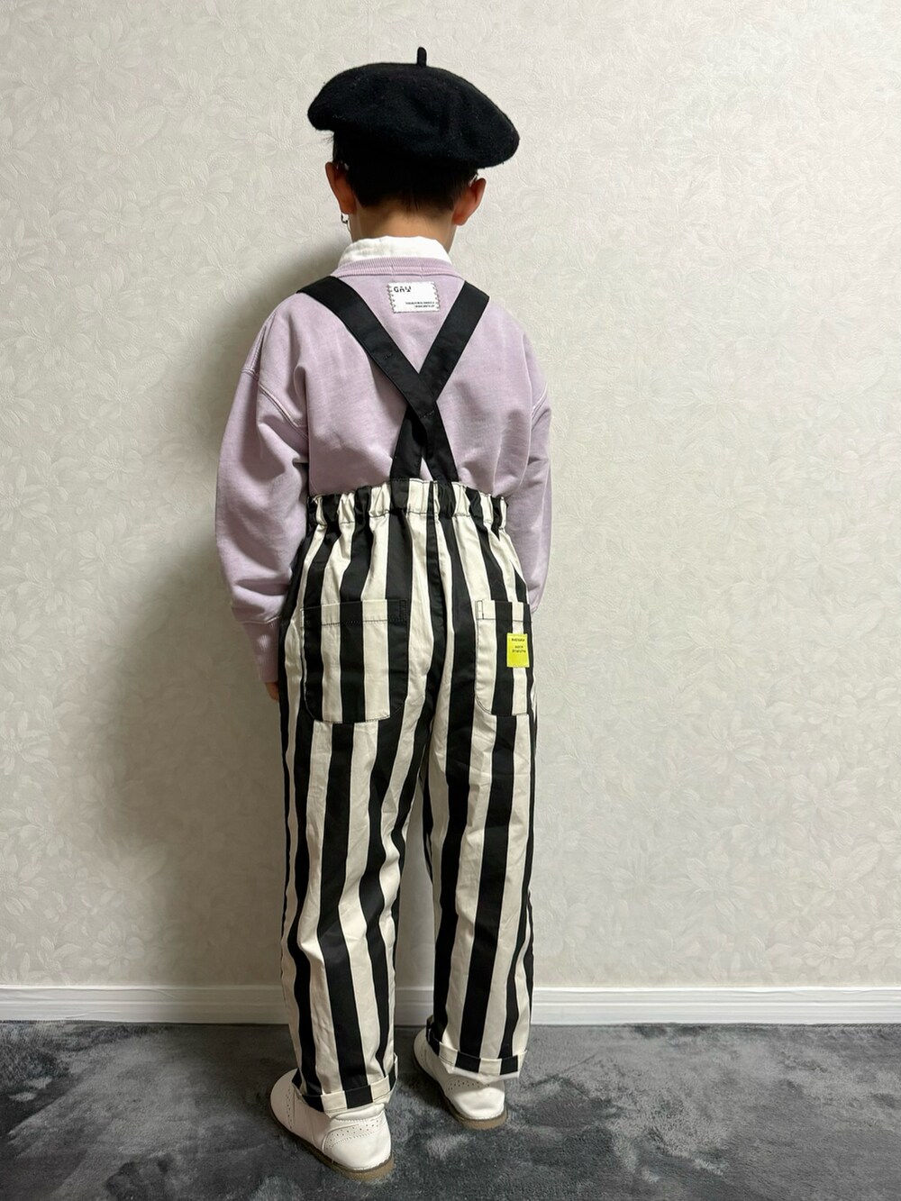 パープル系のスウェット、ブラック系のサロペット/オーバーオール、ホワイト系のシャツ/ブラウスを着用したキッズの冬コーディネートの5枚目の写真