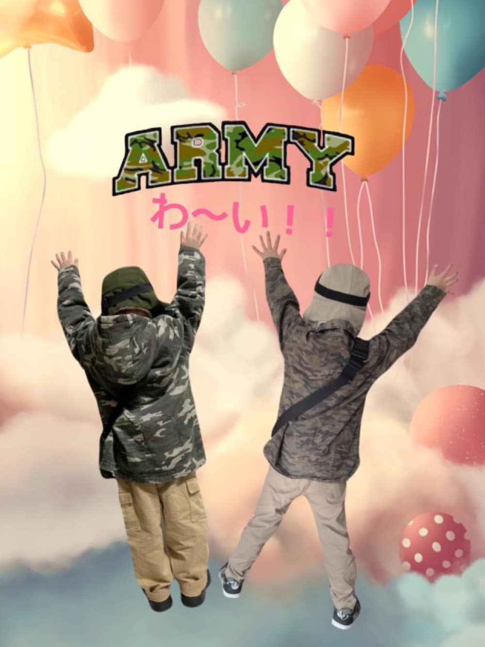 ホワイト系のシャツ/ブラウス、グリーン系のミリタリージャケット、ベージュ系のカーゴパンツを着用したキッズの冬コーディネートの5枚目の写真