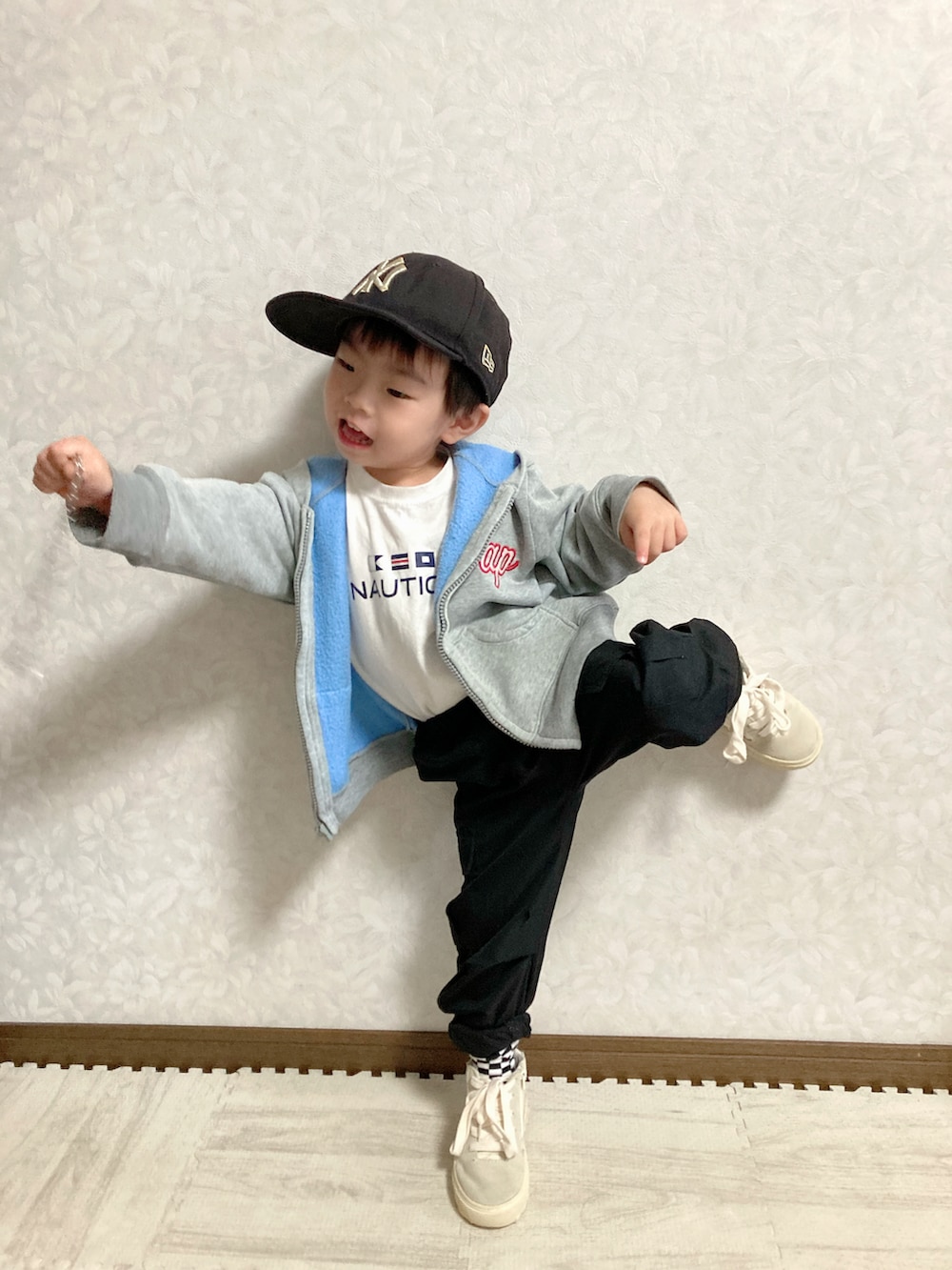 ホワイト系のTシャツ/カットソー、グレー系のパーカー、ブラック系のカーゴパンツを着用したキッズの冬コーディネートの4枚目の写真