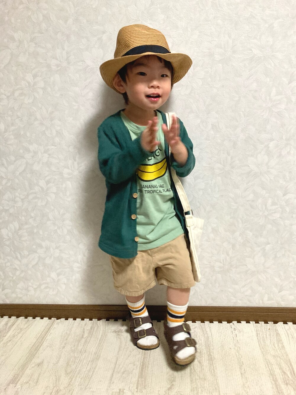 グリーン系のカーディガン/ボレロ、グリーン系のTシャツ/カットソー、ベージュ系のパンツを着用したキッズの春コーディネートの3枚目の写真