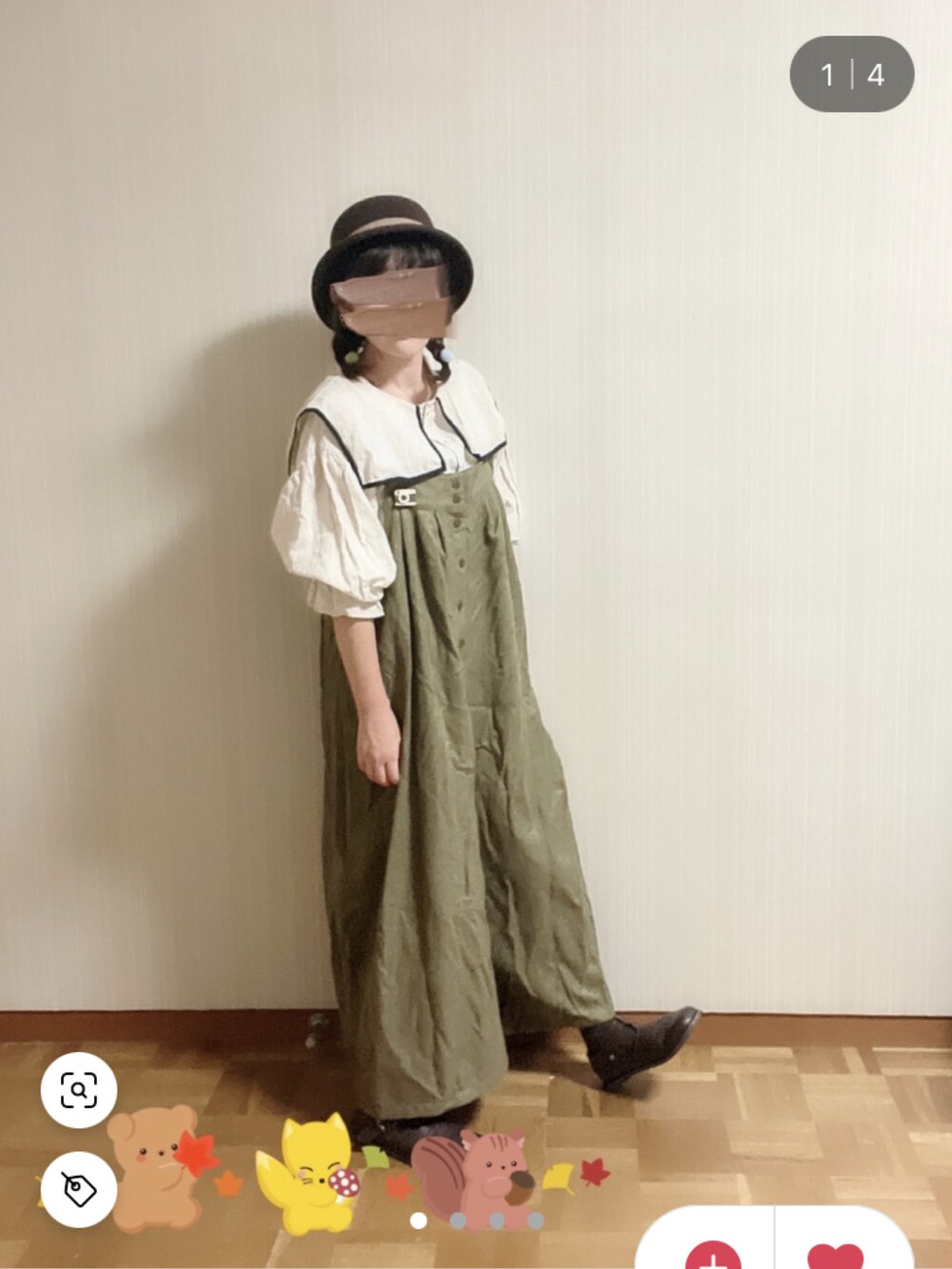 ホワイト系のスウェット、グリーン系のサロペット/オーバーオール、ブラウン系のドレスシューズを着用したキッズの秋コーディネートの2枚目の写真