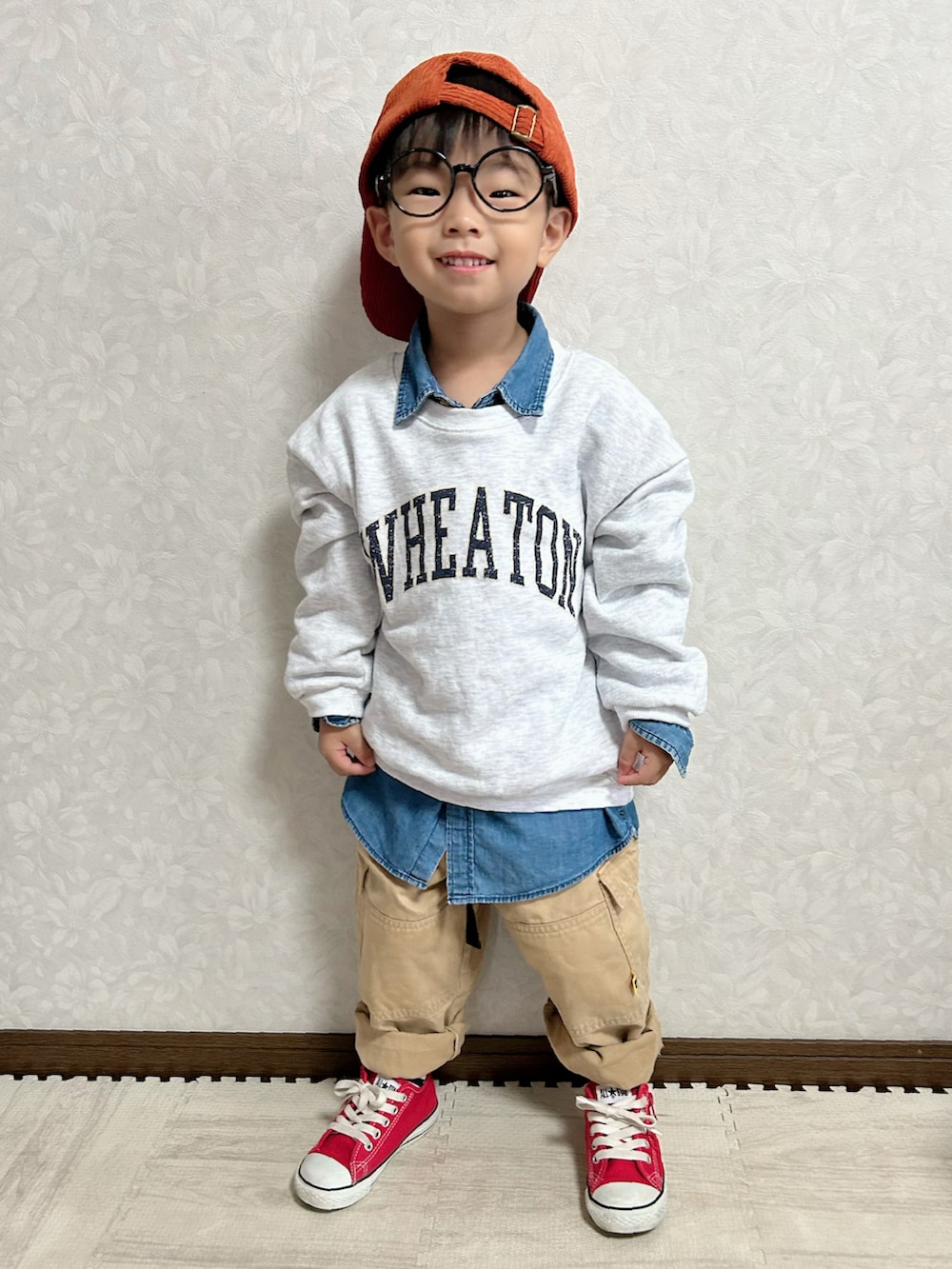 グレー系のスウェット、ブルー系のシャツ/ブラウス、ホワイト系のショルダーバッグを着用したキッズの秋コーディネートの2枚目の写真