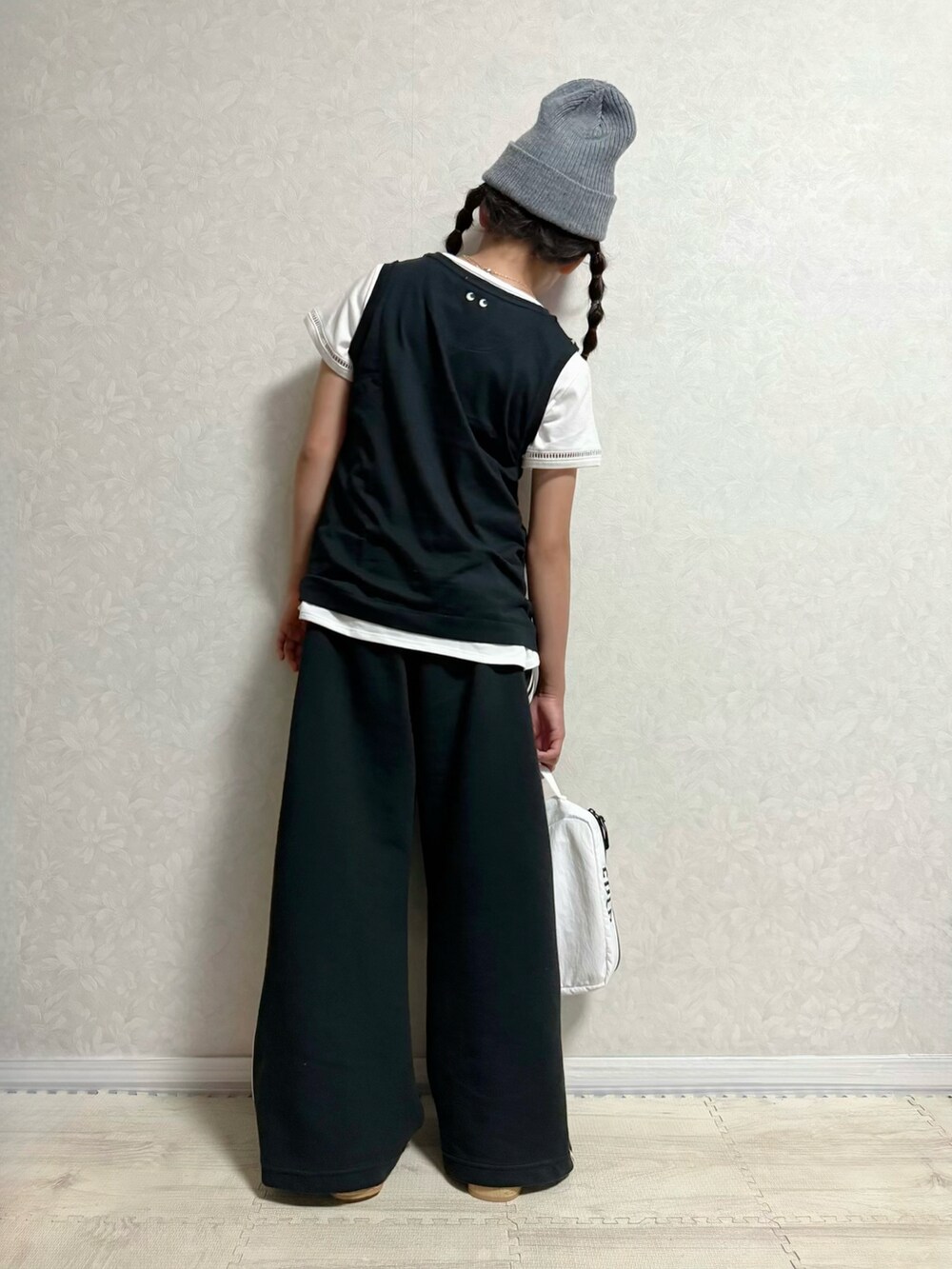 ブラック系のタンクトップ、ホワイト系のセットアップ、ブラック系のスウェットパンツを着用したキッズの春コーディネートの4枚目の写真