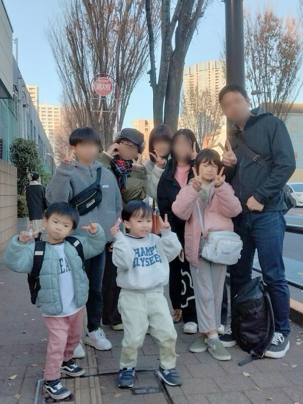 ブラウン系のTシャツ/カットソー、グレー系のスウェット、ピンク系のチノパンツを着用したキッズの冬コーディネートの5枚目の写真