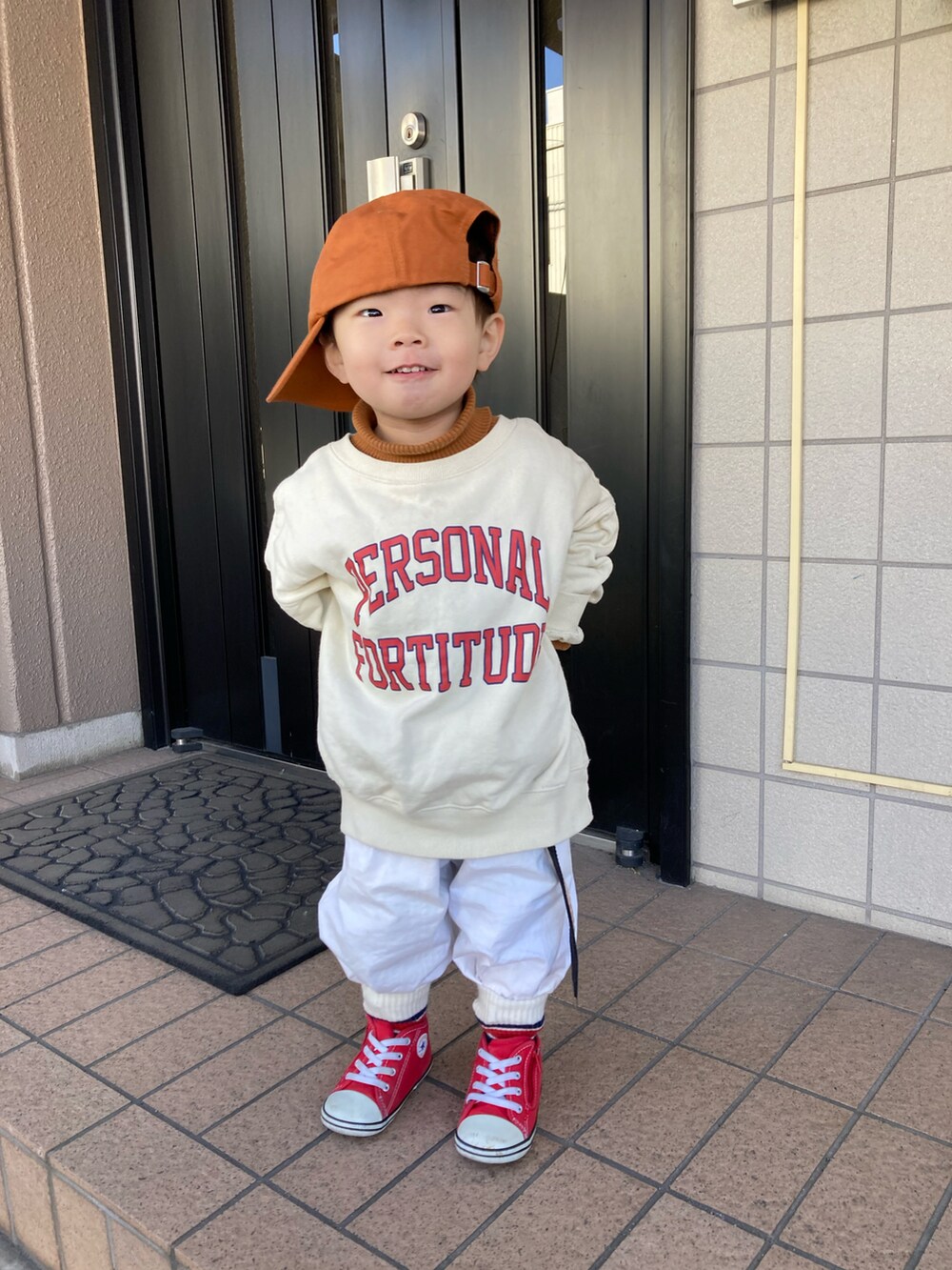 イエロー系のニット/セーター、ホワイト系のスウェット、ホワイト系のその他パンツを着用したキッズの冬コーディネートの5枚目の写真