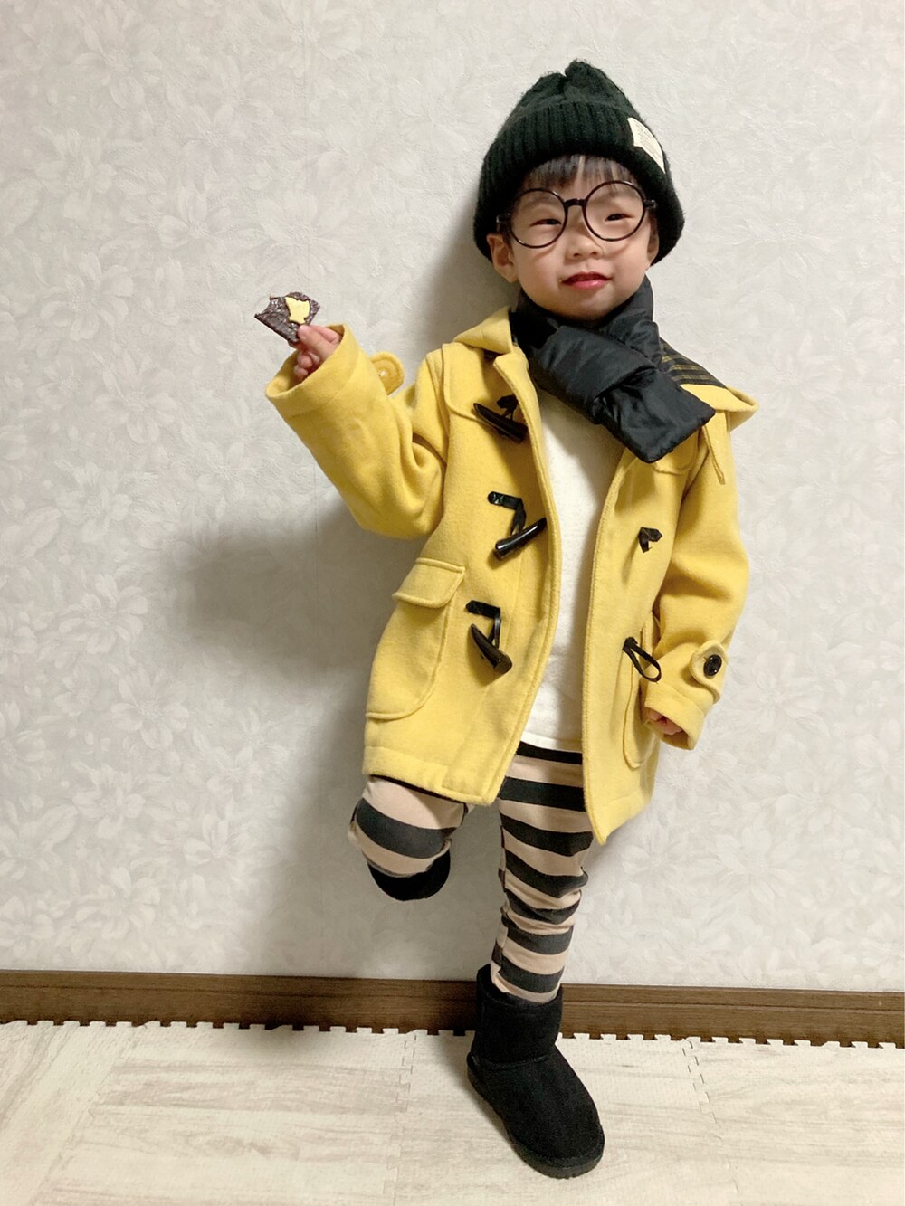 ホワイト系のニット/セーター、イエロー系のダッフルコート、ブラック系のその他パンツを着用したキッズの冬コーディネートの4枚目の写真