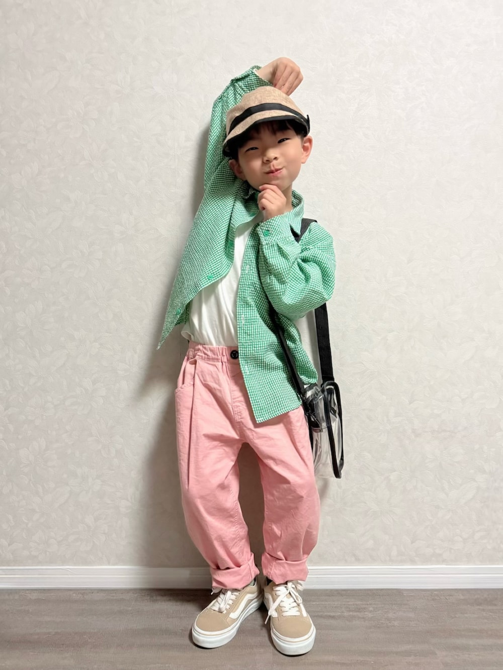 ピンク系のその他パンツ、ベージュ系のスニーカー、グリーン系のシャツ/ブラウスを着用したキッズの春コーディネートの3枚目の写真