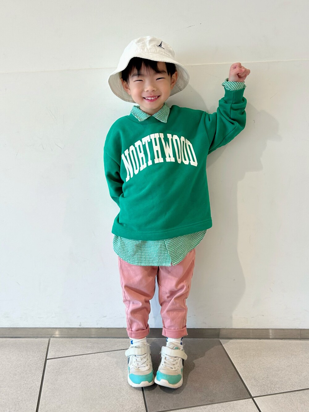 「ストリートフェス2024、ストリート、カジュアルコーデ、バケットハット、ピンク、pink男子部、レイヤードスタイル、produced by CHIYUMI、ロゴスウェット、靴下オタク、春のおしゃ見えテクニック、お出かけコーデ、スウィーツ同盟会、シャツスタイル、春コーデ」｜「NAUTICAの【NAUTICA/ノーティカ】ワンポイント刺繍バケットハット（ハット、ホワイト系）」を使った、lenlen23さん（キッズ・100cm）の春コーディネートの4枚目の写真