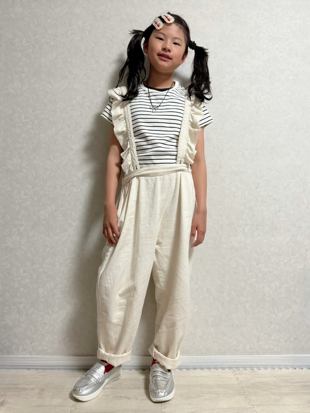 ホワイト系のサロペット/オーバーオール、シルバー系のショルダーバッグ、ブラック系のスニーカーを着用したキッズの春コーディネートの3枚目の写真