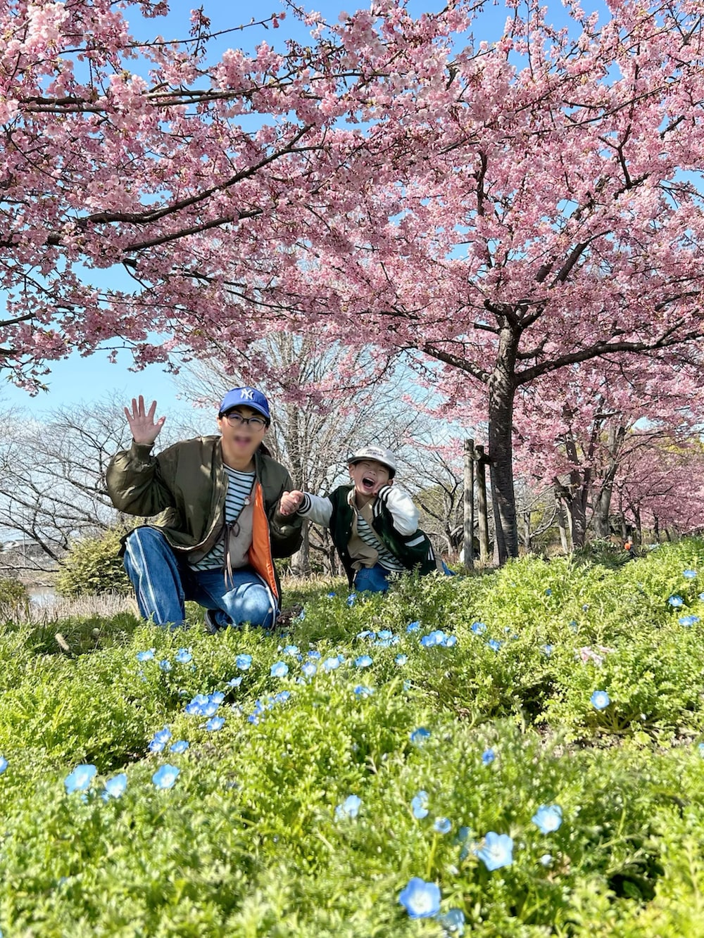 グリーン系のTシャツ/カットソー、ベージュ系のベスト、ブルー系のデニムパンツを着用したキッズの春コーディネートの3枚目の写真