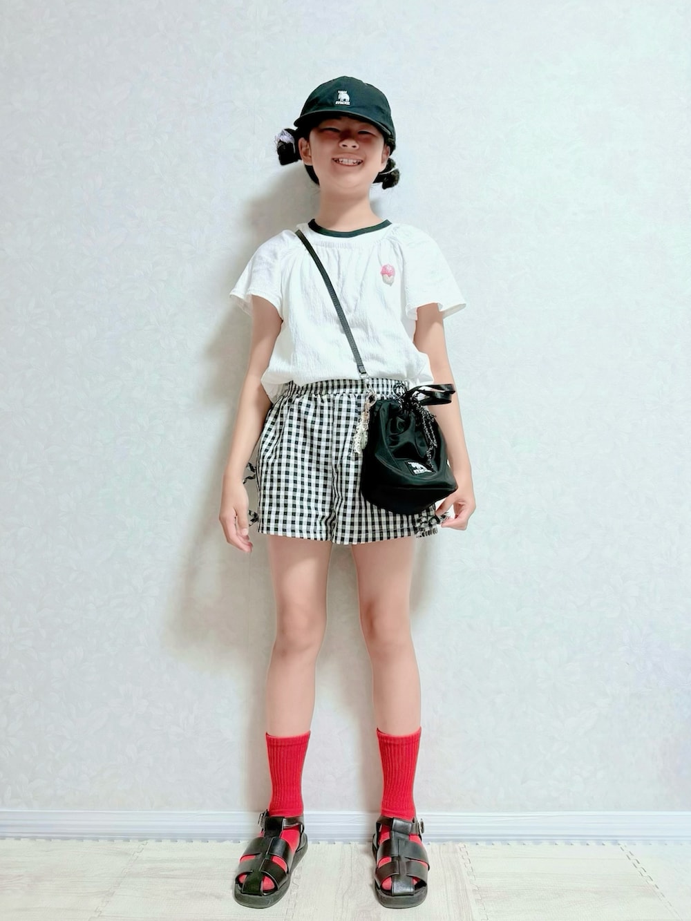 ブラック系のサンダル、ホワイト系のタンクトップ、ホワイト系のTシャツ/カットソーを着用したキッズの夏コーディネートの3枚目の写真