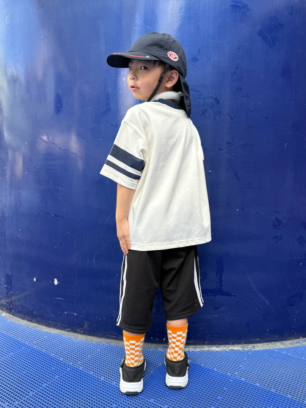 ブラック系のサンダル、ブラック系のパンツ、オレンジ系のソックス/靴下を着用したキッズの夏コーディネートの4枚目の写真