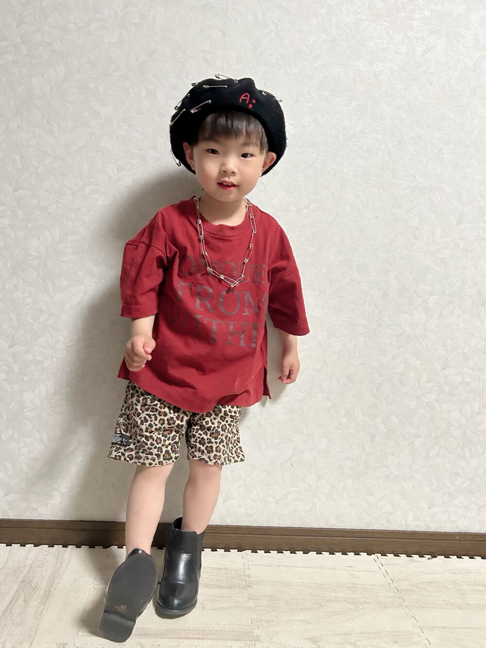 レッド系のTシャツ/カットソー、レッド系のシャツ/ブラウス、ブラック系のライダースジャケットを着用したキッズの春コーディネートの5枚目の写真