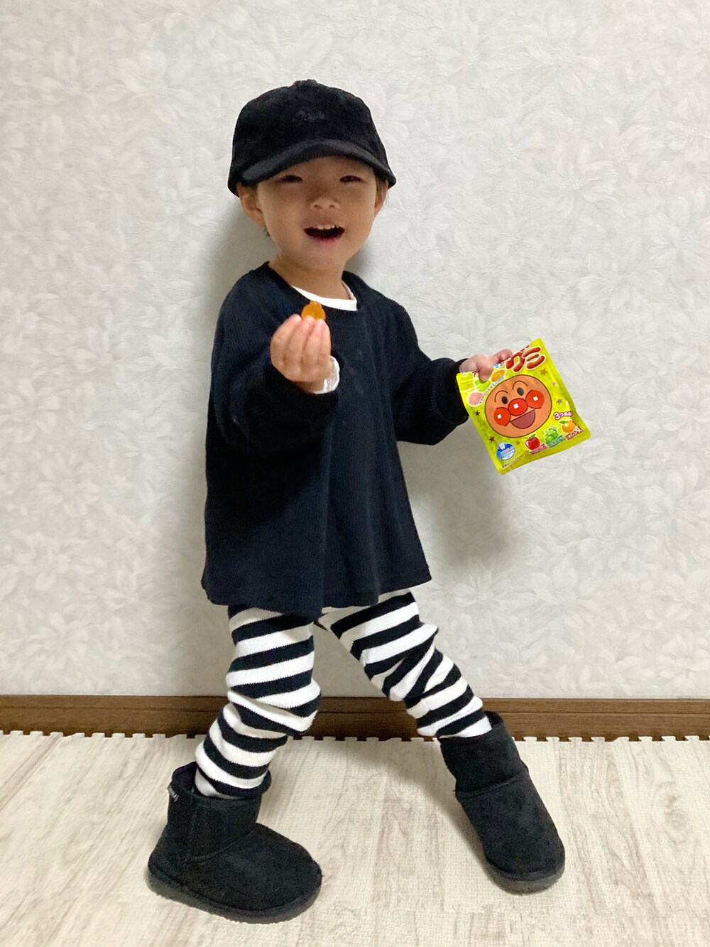 ホワイト系のTシャツ/カットソー、ブラック系のTシャツ/カットソー、ホワイト系のパンツを着用したキッズの冬コーディネートの4枚目の写真