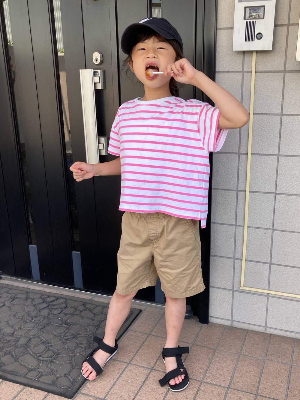 ピンク系のTシャツ/カットソー、ベージュ系のその他パンツ、ブラック系のサンダルを着用したキッズの夏コーディネートの3枚目の写真