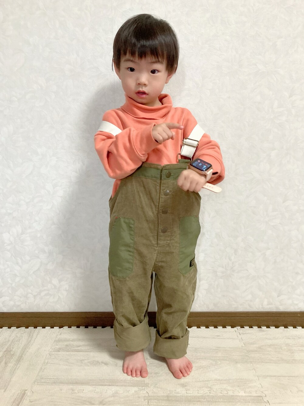 「コーデュロイ、サロペット、カジュアルコーデ、シンプルコーデ、タートルネック、ストリート、スニーカー、ニット帽、プチプラ、スウィーツ同盟会、ビビッドカラー、New Balance、春コーデ、パステル映える春、春色」|「CIAOPANIC TYPYの【KIDS】ニットワッチキャップ(ニットキャップ/ビーニー、グリーン系)」を使った、lenlen23さん(キッズ・90cm)の冬コーディネートの5枚目の写真