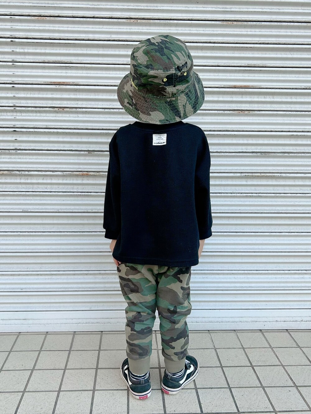 ブラック系のTシャツ/カットソー、ブラック系のTシャツ/カットソー、その他のスウェットパンツを着用したキッズの秋コーディネートの5枚目の写真