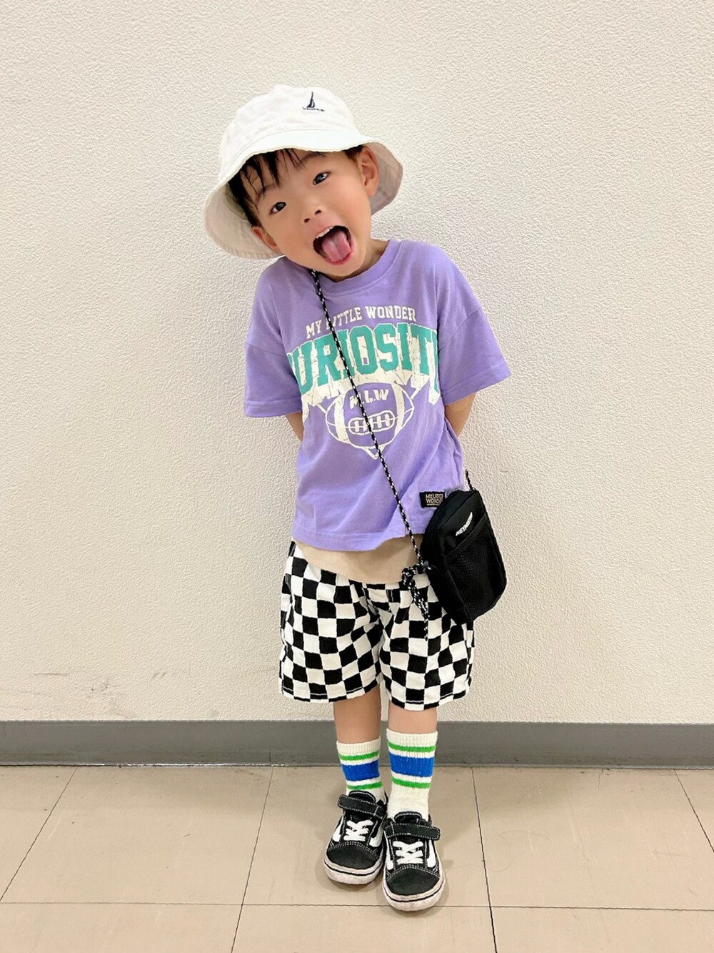 パープル系のTシャツ/カットソー、ベージュ系のタンクトップ、ブラック系のその他パンツを着用したキッズの秋コーディネートの3枚目の写真