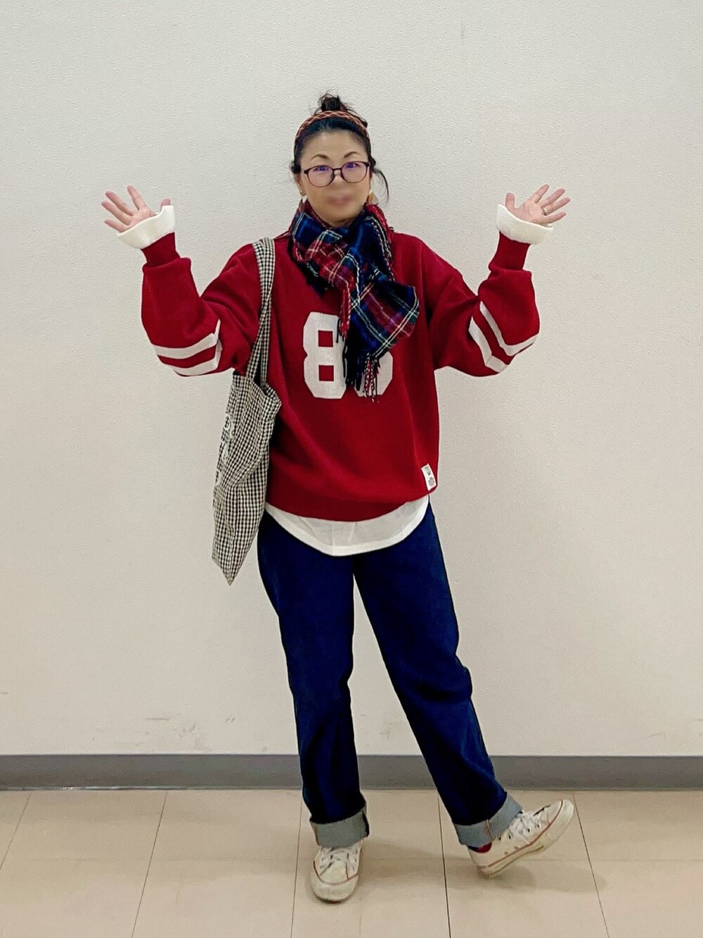 ブルー系のニット/セーター、ブルー系のデニムパンツ、ピンク系のスニーカーを着用したキッズの冬コーディネートの2枚目の写真