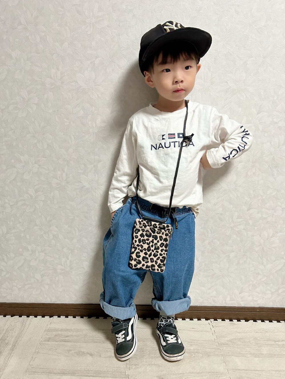 ホワイト系のTシャツ/カットソー、ブルー系のデニムパンツ、ブラウン系のショルダーバッグを着用したキッズの秋コーディネートの2枚目の写真