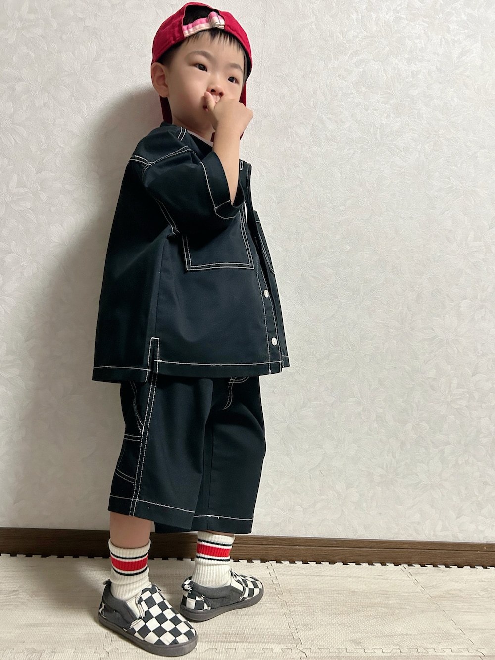 ブラック系のシャツ/ブラウス、ブラック系のパンツ、その他のスリッポンを着用したキッズの夏コーディネートの3枚目の写真