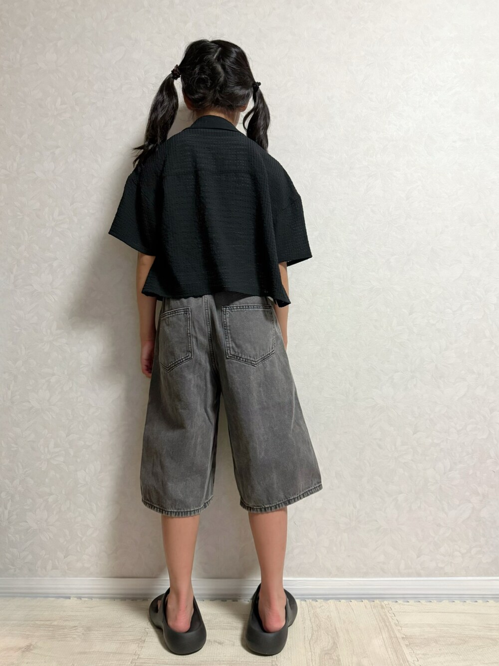 ホワイト系のタンクトップ、ブラック系のシャツ/ブラウス、グレー系のデニムパンツを着用したキッズの夏コーディネートの2枚目の写真