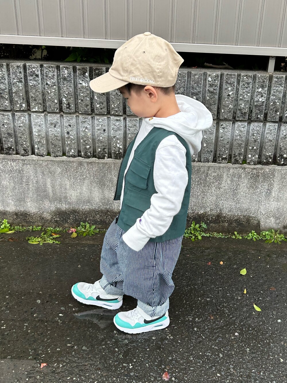 ピンク系のTシャツ/カットソー、ホワイト系のパーカー、グリーン系のベストを着用したキッズの春コーディネートの5枚目の写真