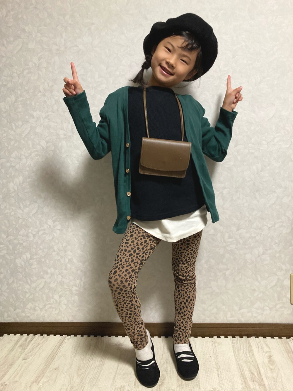 「カーディガン、ミリタリー、レオパード、ベレー帽、バレエシューズ、ミリタリーフェス、笑顔拡散、STOP 誹謗中傷、WEARは皆の拠り所、笑顔の輪を繋ごう、ミリタリーフェス勝手に後夜祭、レイヤードスタイル、グリーン、レギンス、ローリーズファーム(LOWRYS FARM)」|「前回コーデのアイテム(その他、その他)」を使った、lenlen23さん(キッズ・120cm)の秋コーディネートの4枚目の写真