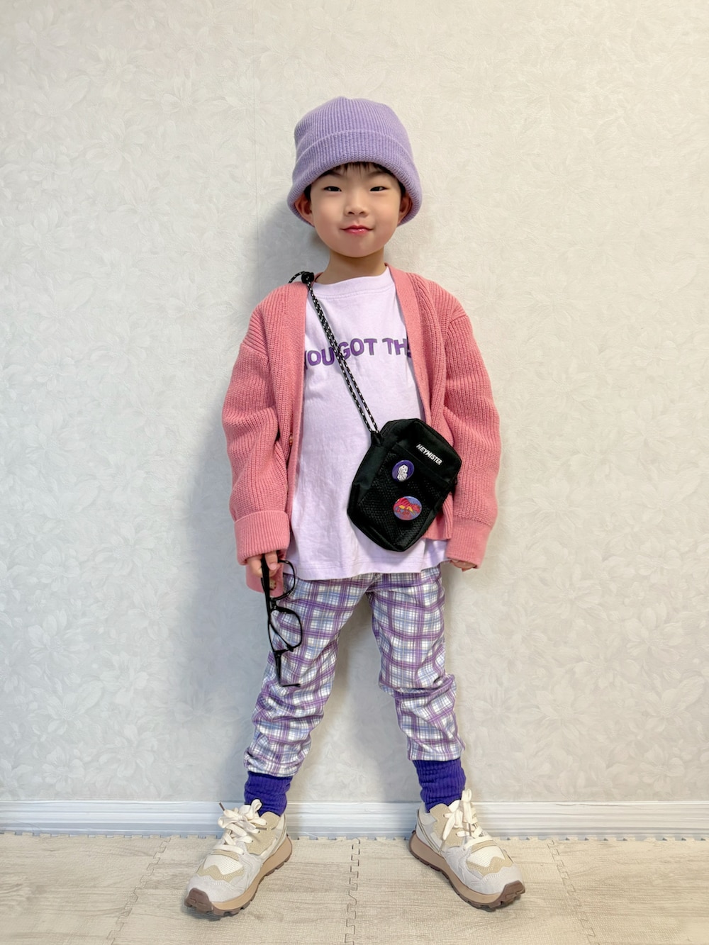 パープル系のTシャツ/カットソー、ピンク系のカーディガン/ボレロ、ブラック系のショルダーバッグを着用したキッズの春コーディネートの3枚目の写真