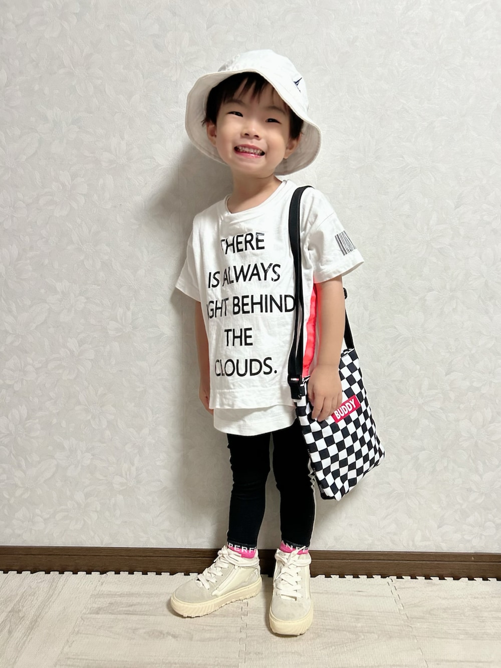 ホワイト系のTシャツ/カットソー、その他のショルダーバッグ、ホワイト系のスニーカーを着用したキッズの夏コーディネートの2枚目の写真